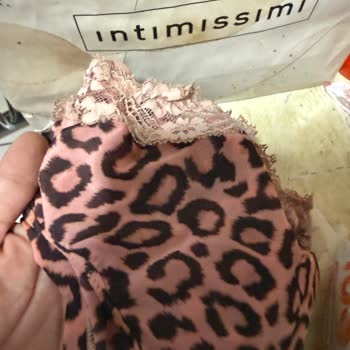 Intimissimi'de Yırtılan Çamaşır Ve Yanıltıcı Mağaza Açıklaması