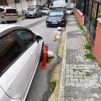 Kamusal Park Alanı Dubalarla İşgal Edildi Trafik Ve Park Yeri Sorunları Yaşanıyor