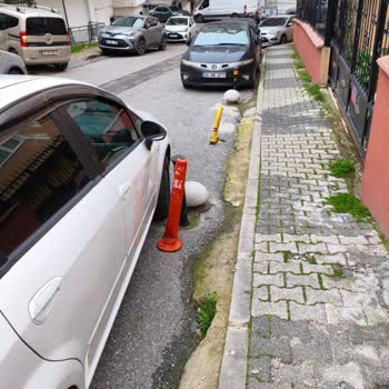 Kamusal Park Alanı Dubalarla İşgal Edildi Trafik Ve Park Yeri Sorunları Yaşanıyor