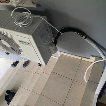 Dış Ünitenin Merdivenlerde Yer Alması Güvenlik Riskine Yol Açıyor Ücretsiz Taşıma Ve Boru Talebi