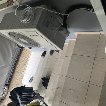 Dış Ünitenin Merdivenlerde Yer Alması Güvenlik Riskine Yol Açıyor Ücretsiz Taşıma Ve Boru Talebi