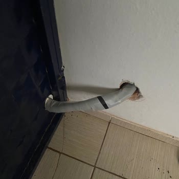 Dış Ünitenin Merdivenlerde Yer Alması Güvenlik Riskine Yol Açıyor Ücretsiz Taşıma Ve Boru Talebi