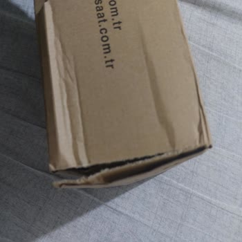 Ersa Saat'ten Gelen Kargo Paketi Yırtık Ve Hediye Paketi Ezilmiş