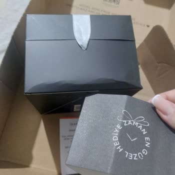 Ersa Saat'ten Gelen Kargo Paketi Yırtık Ve Hediye Paketi Ezilmiş