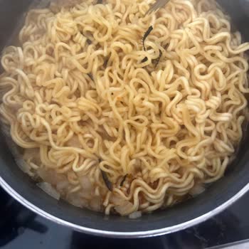 İndomie Noodle’da Siyah Kırkayak Benzeri Canlılar Görüldü