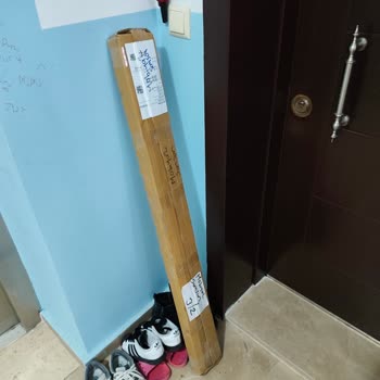 Kelebek Mobilya’da Eksik Masanın Ayağı, Çizik Berjer Ayakları Ve Kurulum İhmali