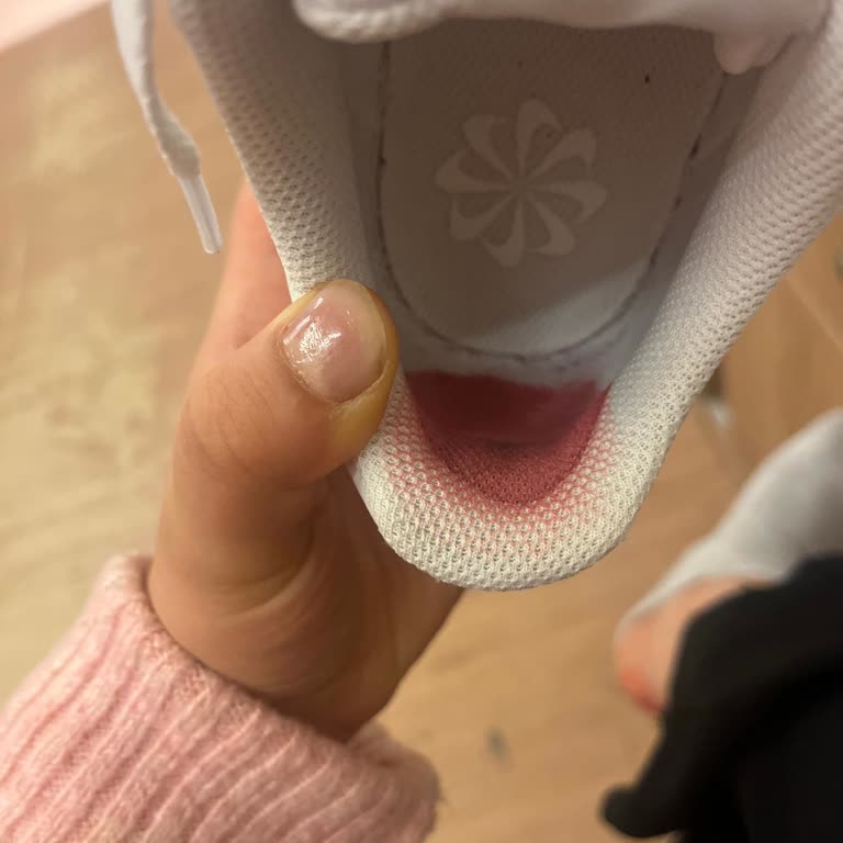 Ayıplı Nike Ayakkabı Ve Mağaza İlgisizliği