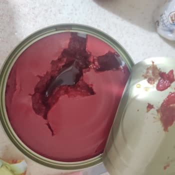 Kapatılmış Salçada Sulu Ve Parçalanmış Kıvam Tüketilemez