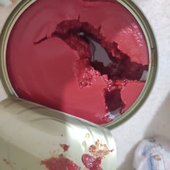 Kapatılmış Salçada Sulu Ve Parçalanmış Kıvam Tüketilemez