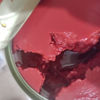 Kapatılmış Salçada Sulu Ve Parçalanmış Kıvam Tüketilemez