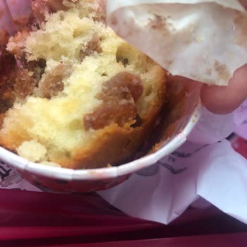 Galata Simitçisi Karaköy'de Muffin Kekin İçinden Eldiven Parçası Çıktı