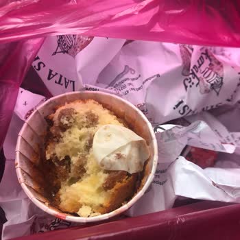 Galata Simitçisi Karaköy'de Muffin Kekin İçinden Eldiven Parçası Çıktı