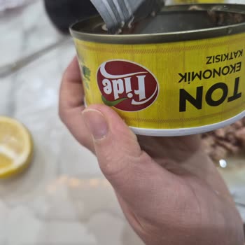 Fide Konserve Ürünün Dibinde Sinek Olduğunu Fark Ettim