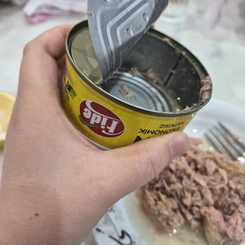 Fide Konserve Ürünün Dibinde Sinek Olduğunu Fark Ettim