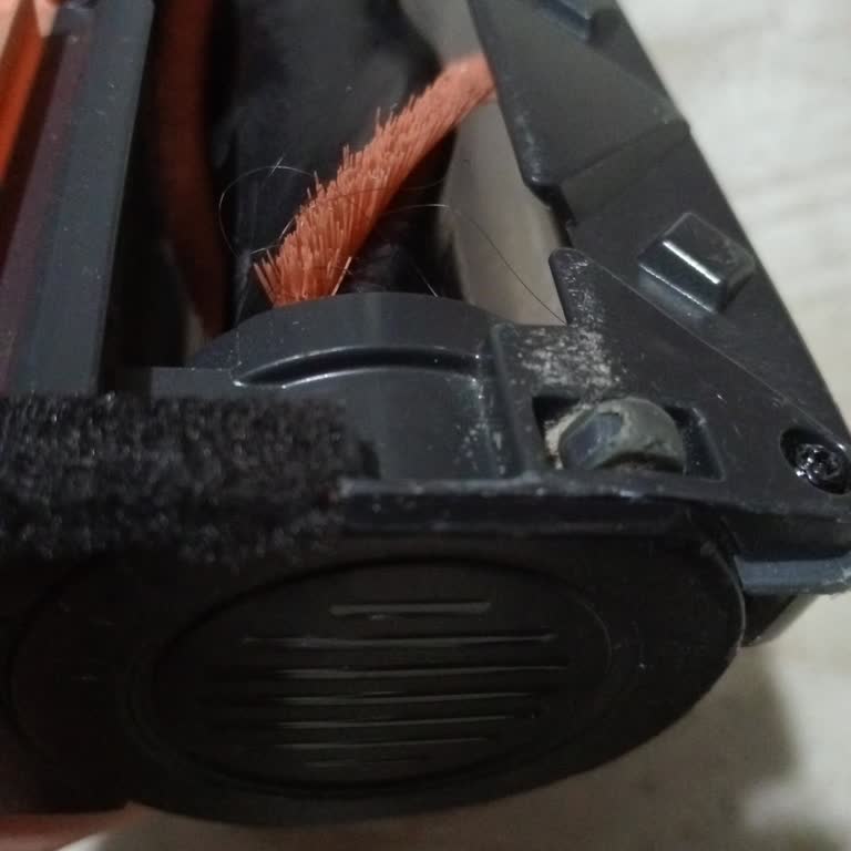 Philips 8000 Dikey Süpürge Başlığındaki Tekerlekler Deforme Olup Ücretsiz Garanti Değişimi Bekliyor