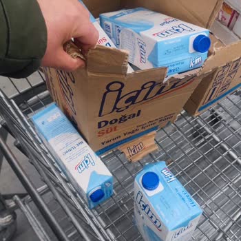 Bizim Toptan Market Çobançeşme Bizim Toptan Şubesinde Bozulmuş Süt Ve Zehirlenme