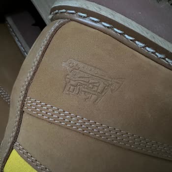 Etiketi Kopmuş Ve Lekeli Deri Botta Orijinal Olmadığı Şüphesi, Fiyat Farkı Mağduru