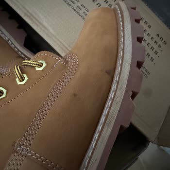 Etiketi Kopmuş Ve Lekeli Deri Botta Orijinal Olmadığı Şüphesi, Fiyat Farkı Mağduru