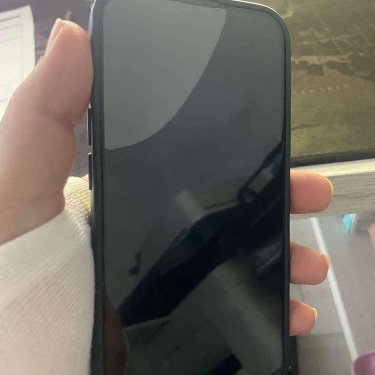 MediaMarkt Personeli Tarafından Takılan Ekran Koruyucu Sürekli Kabarıyor Ve Kenarlardan Düşüyor