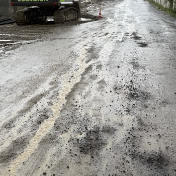 Karayolları Genel Müdürlüğü Tan Urla İnşaatının Yol Bozulması Nedeniyle Araç Lastiği Patladı