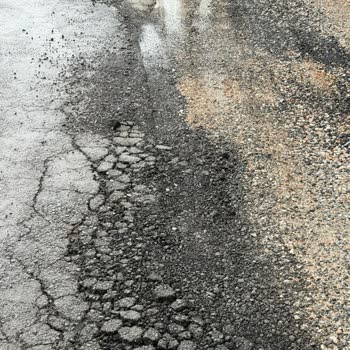 Karayolları Genel Müdürlüğü Tan Urla İnşaatının Yol Bozulması Nedeniyle Araç Lastiği Patladı