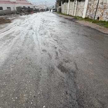 Karayolları Genel Müdürlüğü Tan Urla İnşaatının Yol Bozulması Nedeniyle Araç Lastiği Patladı
