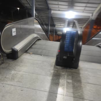 Sürekli Arızalanan Yürüyen Merdivenler Yaşlı Ve Çocukları Zor Duruma Sokuyor