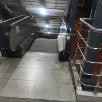 Sürekli Arızalanan Yürüyen Merdivenler Yaşlı Ve Çocukları Zor Duruma Sokuyor