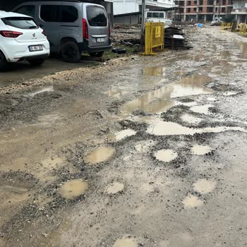 Cumhuriyet Mahallesi Sokakları Çamurda Ve Acilen Asfalt Gerekiyor