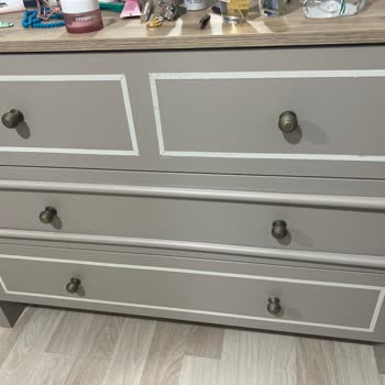 Komodin Ve Gardırop Gecikmeli Teslim, Çıtalar Düşüyor Ve Aynada Çizik