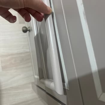 Komodin Ve Gardırop Gecikmeli Teslim, Çıtalar Düşüyor Ve Aynada Çizik