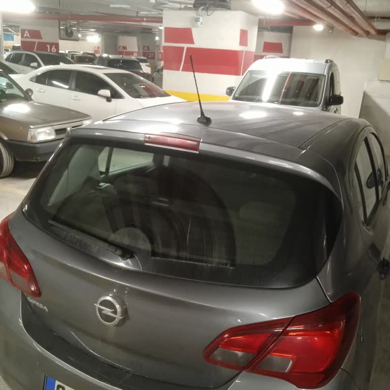 Yol Ortasındaki Araç Otopark Çıkışını Engelliyor Ve Müdahale Yok