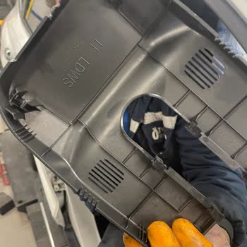 Hyundai Tucson Cam Değişiminde Orijinal Olmayan Cam Ve Kırık Parça Teslimi