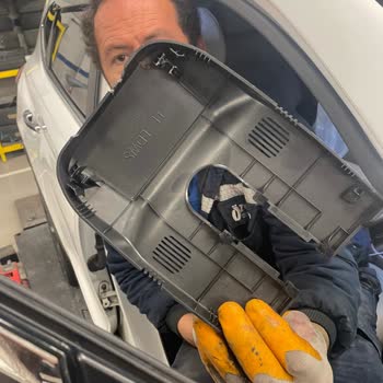 Hyundai Tucson Cam Değişiminde Orijinal Olmayan Cam Ve Kırık Parça Teslimi