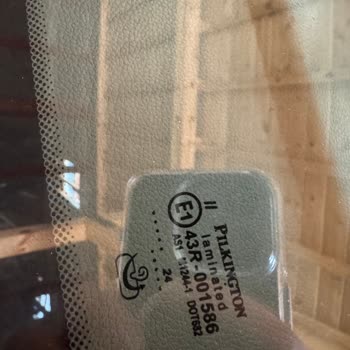 Hyundai Tucson Cam Değişiminde Orijinal Olmayan Cam Ve Kırık Parça Teslimi