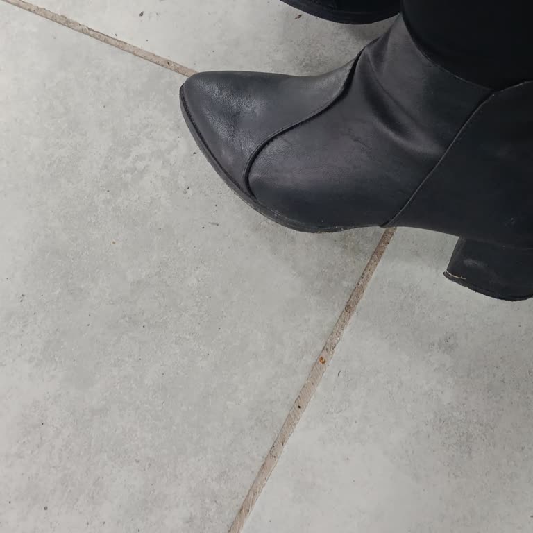 Her Adımda Çıt Çıt Sesi Çıkaran Topuklu Bot İçin Hızlı Çözüm Talebi