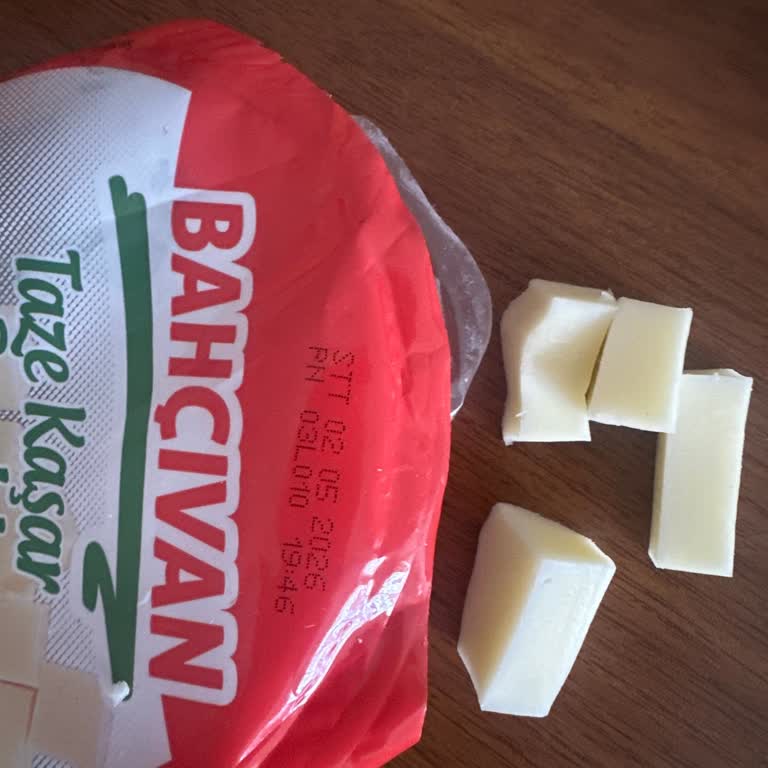 Migros Atalar Şubesinde Bahçıvan Kaşar Peynirinde Kimyasal Koku Ve Sağlık Endişesi