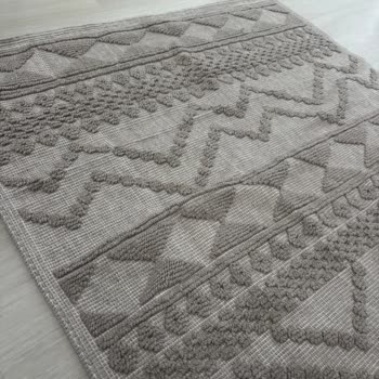 Yanlış Renk Halı Gönderimi Nedeniyle Çekim Aksamaları Ve Acil Düzeltme Talebi