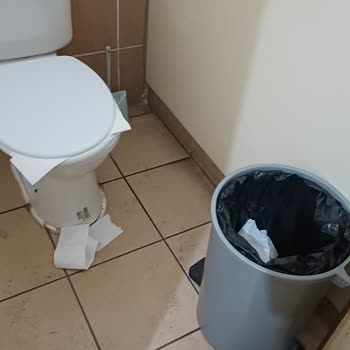 Haydarpaşa Hastanesinde Kadın Tuvaletinde Yoğun Koku Ve Kağıt Eksikliği