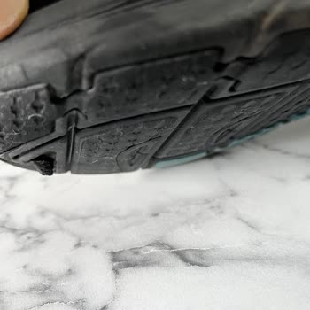 Kısa Sürede Yırtılan Skechers Ayakkabıda Üretim Hatası İadesi Talebi