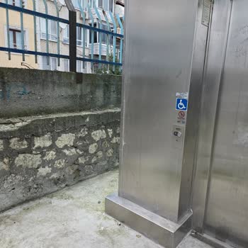 Kehribar Sokak Asansör Altındaki Uygunsuz Etkinlikler Ve Güvenlik Açığı