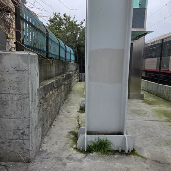 Kehribar Sokak Asansör Altındaki Uygunsuz Etkinlikler Ve Güvenlik Açığı