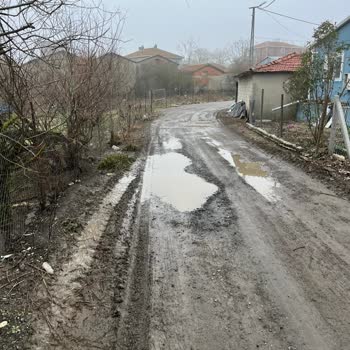 Silivri Kumtepe Sokak'taki Bozuk Yol Kışın Güvenli Değil