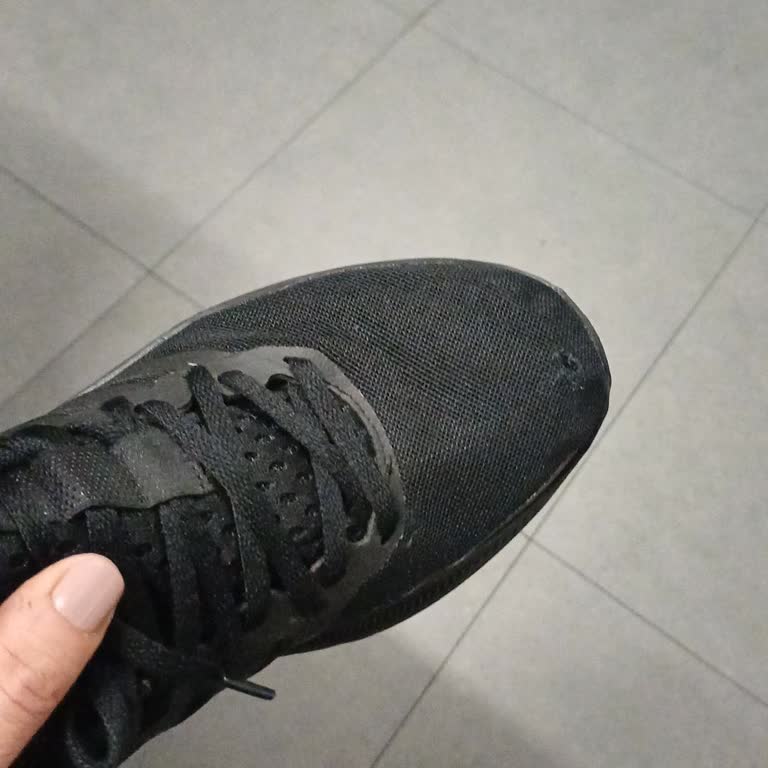 Adidas Ayakkabım Bir Ay İçinde Ön Kısmı Delindi, Ücret İadesi İstiyorum