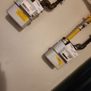 Superonline Aşırı Kartvizit Bırakması Apartman Görüntü Kirliliğine Neden Oluyor