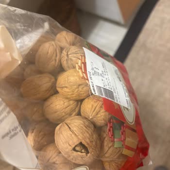 Kalitesiz Kabuklu Cevizde İç Kısımlarda Kararma Ve Pörsümüş Parçalar