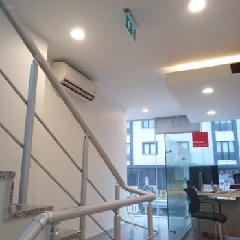 Şube Müdürünün Çalışanları Soğukta Bırakması Ve Güvenlik Görevlisini Yetkisiz İşlere Yönlendirmesi