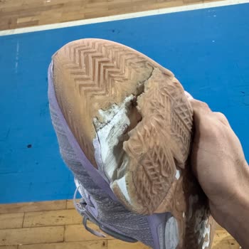 Nike Air Zoom G. T Jump 2 Basketbol Ayakkabısının Kısa Sürede Tabanda Erime Sorunu