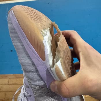 Nike Air Zoom G. T Jump 2 Basketbol Ayakkabısının Kısa Sürede Tabanda Erime Sorunu