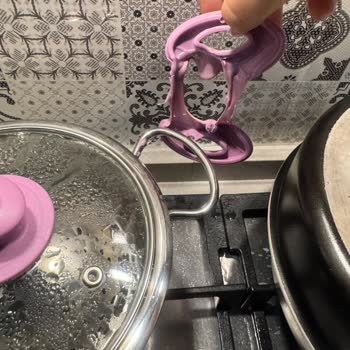 İlk Kullanımda Erimiş Tencere Tutacağı Bebek Güvenliğini Riske Attı